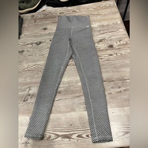 Echt grey and white booty scrunch leggings